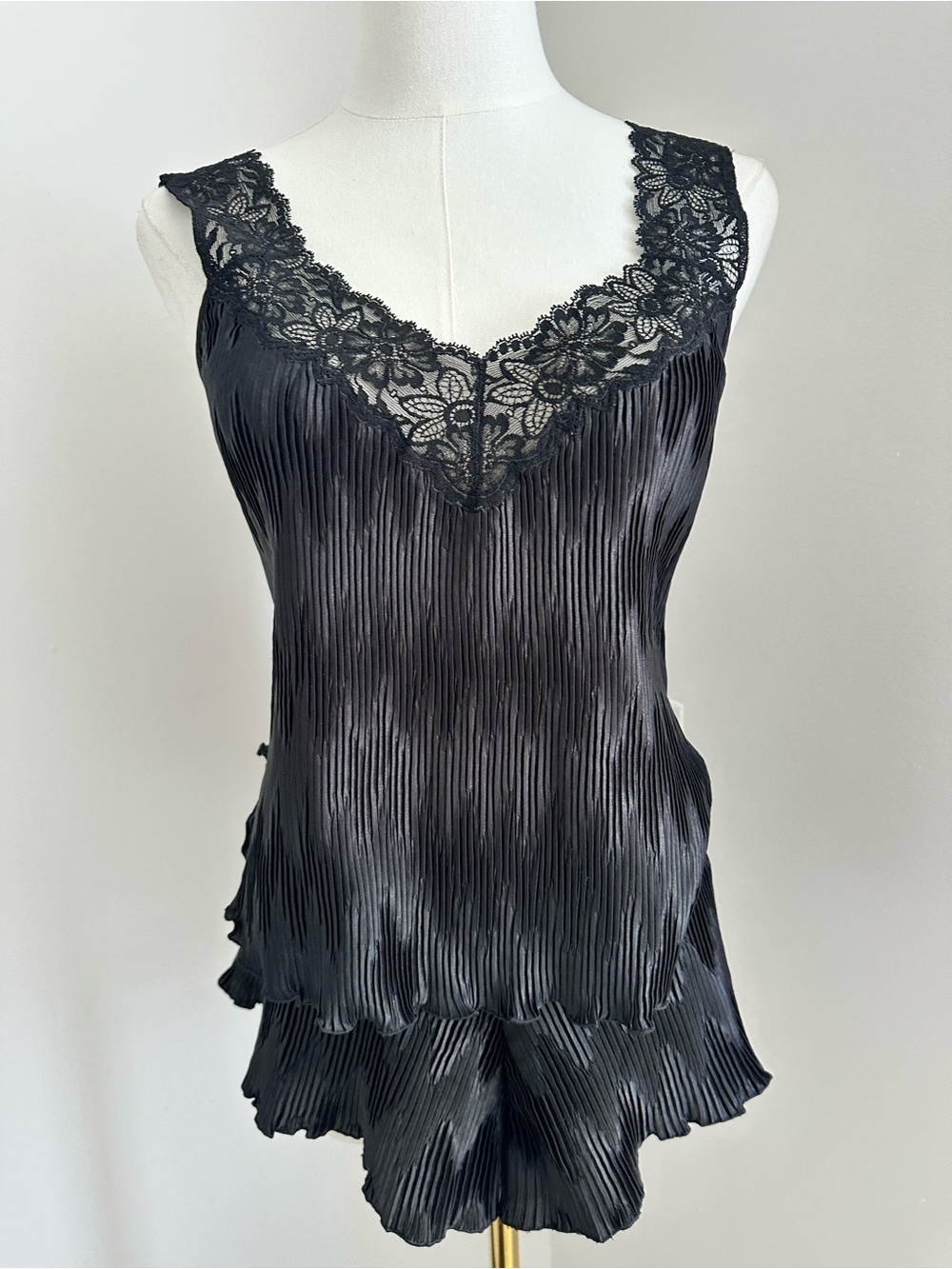 La Perla Vintage documented pleated top and shorts - Picture 11 of 14